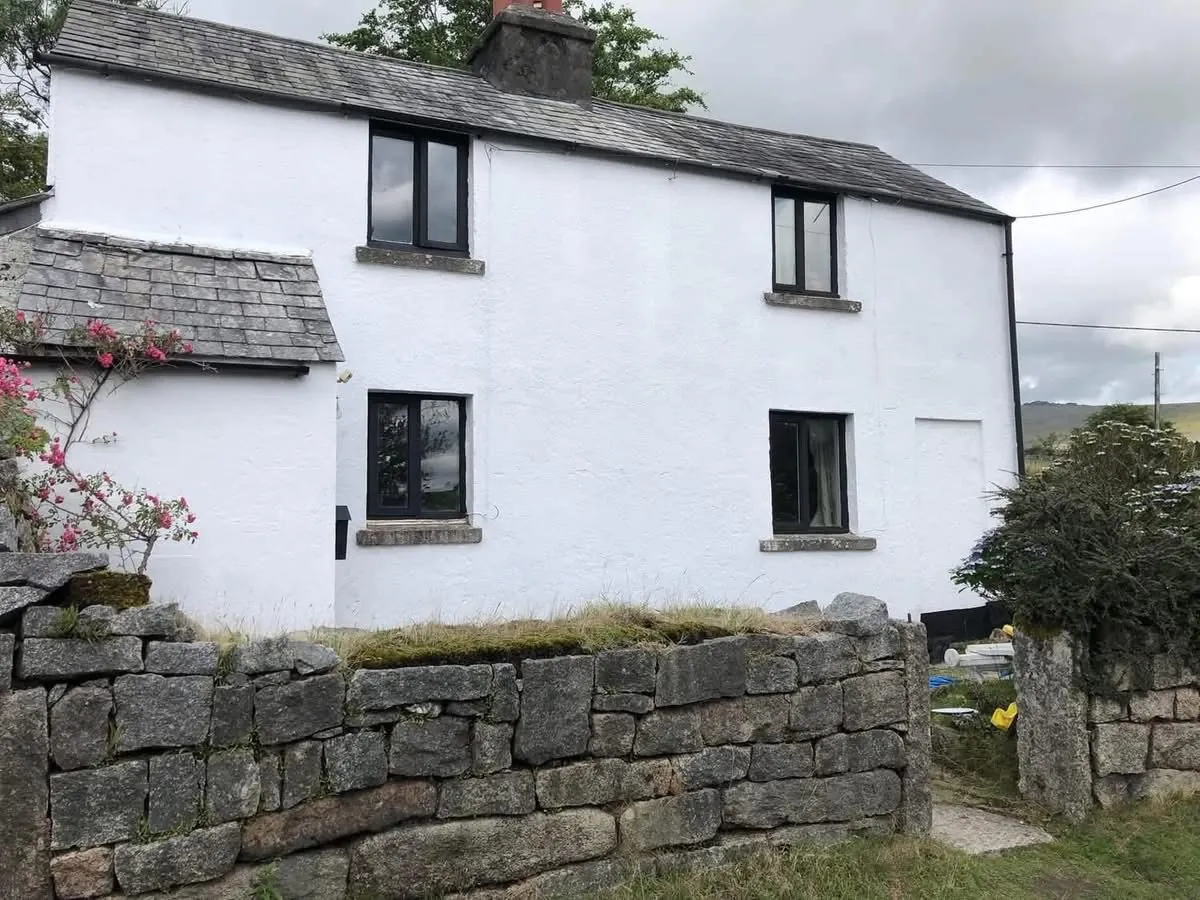 Render repair and exterior repaint of a cottage in Launceston